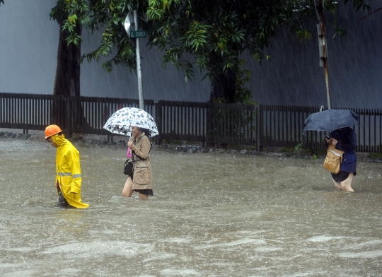 Derita para pekerja kantoran pakai rok kebanjiran