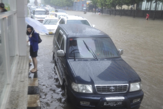 Derita para pekerja kantoran pakai rok kebanjiran