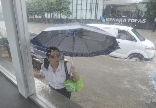 Derita para pekerja kantoran pakai rok kebanjiran