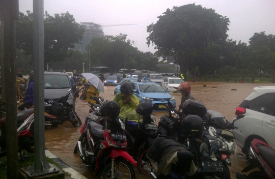 Banjir mengepung Monas