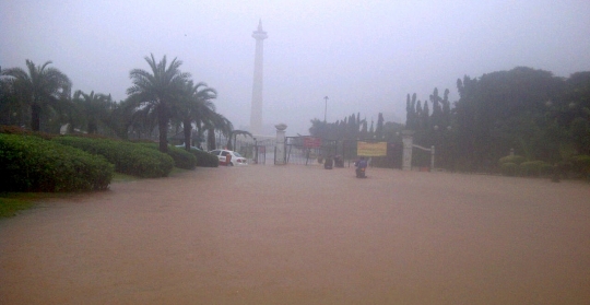 Banjir mengepung Monas