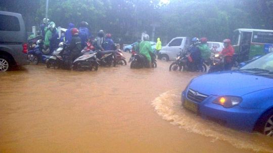 Banjir mengepung Monas