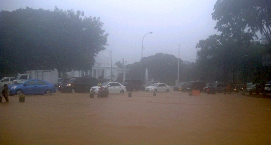 Banjir mengepung Monas