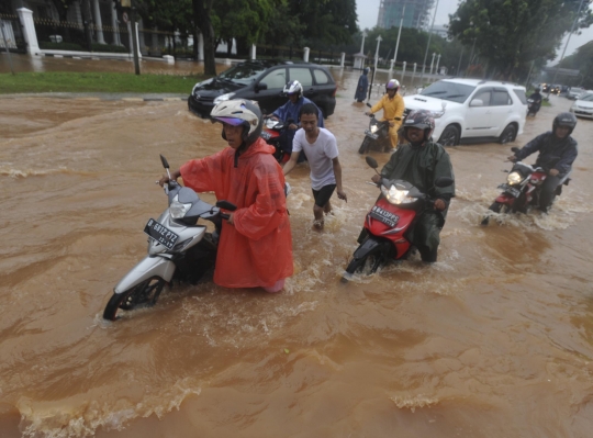 Tergenang banjir, lalu lintas depan Istana nyaris lumpuh