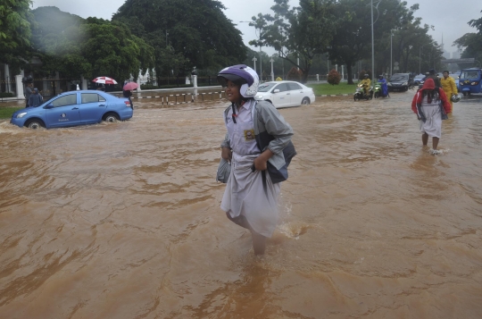 Tergenang banjir, lalu lintas depan Istana nyaris lumpuh