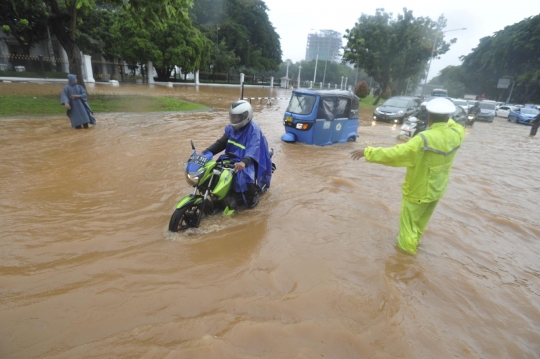 Tergenang banjir, lalu lintas depan Istana nyaris lumpuh