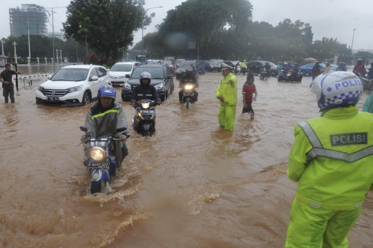 Tergenang banjir, lalu lintas depan Istana nyaris lumpuh