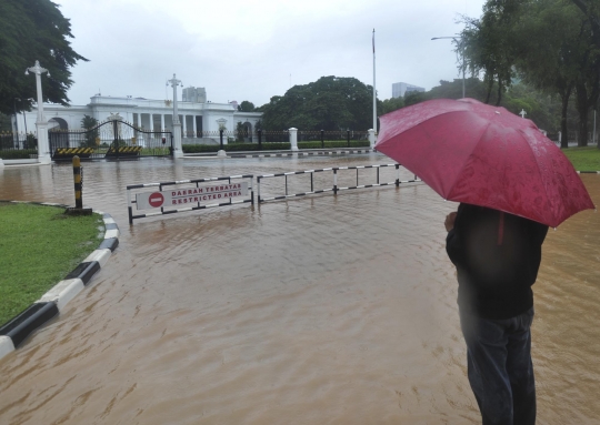 Tergenang banjir, lalu lintas depan Istana nyaris lumpuh