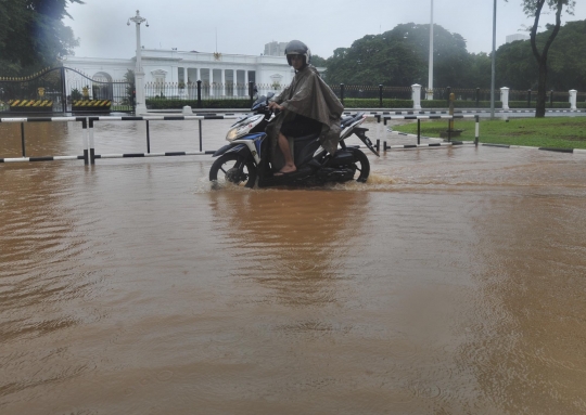 Tergenang banjir, lalu lintas depan Istana nyaris lumpuh