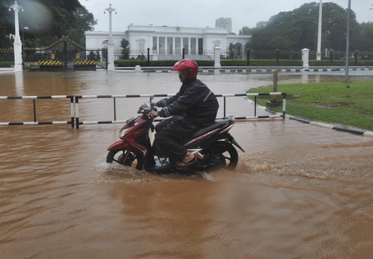 Tergenang banjir, lalu lintas depan Istana nyaris lumpuh