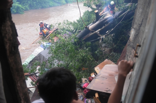 Petugas pemadam evakuasi pohon yang timpa 4 rumah warga di Ciliwung