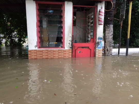 Banjir hingga 70 cm lumpuhkan aktivitas warga di Kelapa Gading