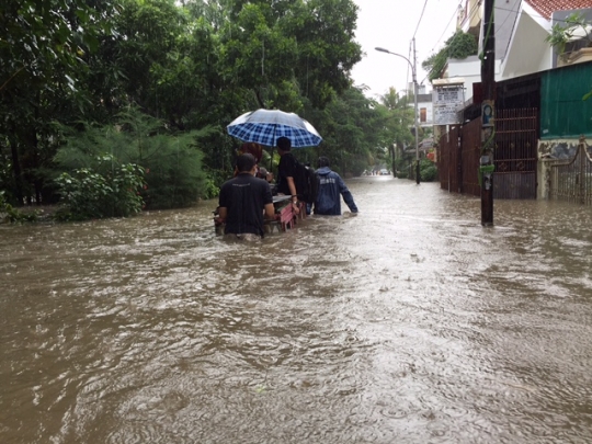 Banjir hingga 70 cm lumpuhkan aktivitas warga di Kelapa Gading