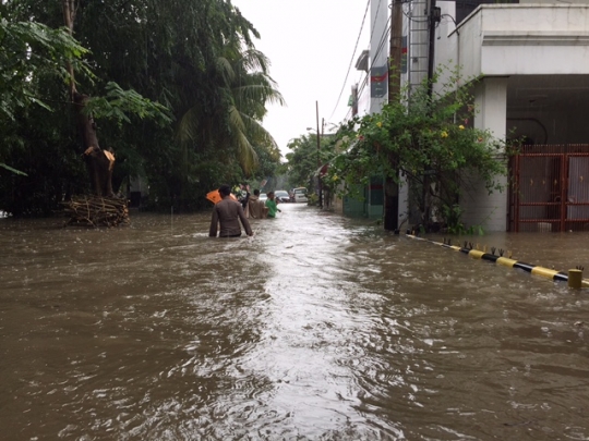 Banjir hingga 70 cm lumpuhkan aktivitas warga di Kelapa Gading