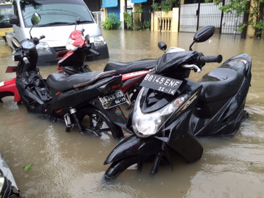 Banjir hingga 70 cm lumpuhkan aktivitas warga di Kelapa Gading