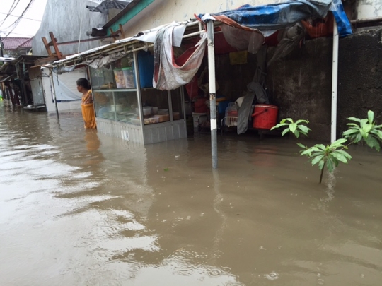 Banjir hingga 70 cm lumpuhkan aktivitas warga di Kelapa Gading