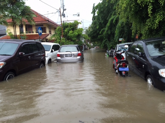 Banjir hingga 70 cm lumpuhkan aktivitas warga di Kelapa Gading