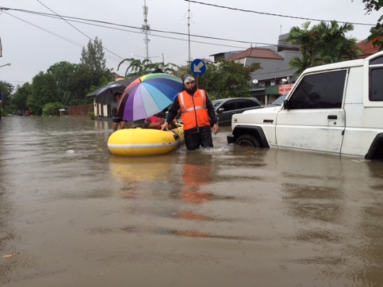 Banjir hingga 70 cm lumpuhkan aktivitas warga di Kelapa Gading