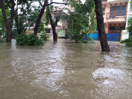 Banjir hingga 70 cm lumpuhkan aktivitas warga di Kelapa Gading