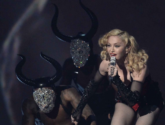 Aksi hot Madonna tampil di panggung Grammy Awards ke-57