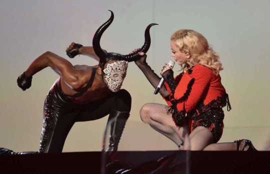 Aksi hot Madonna tampil di panggung Grammy Awards ke-57