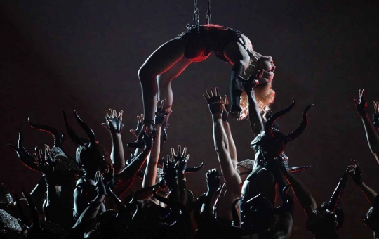 Aksi hot Madonna tampil di panggung Grammy Awards ke-57