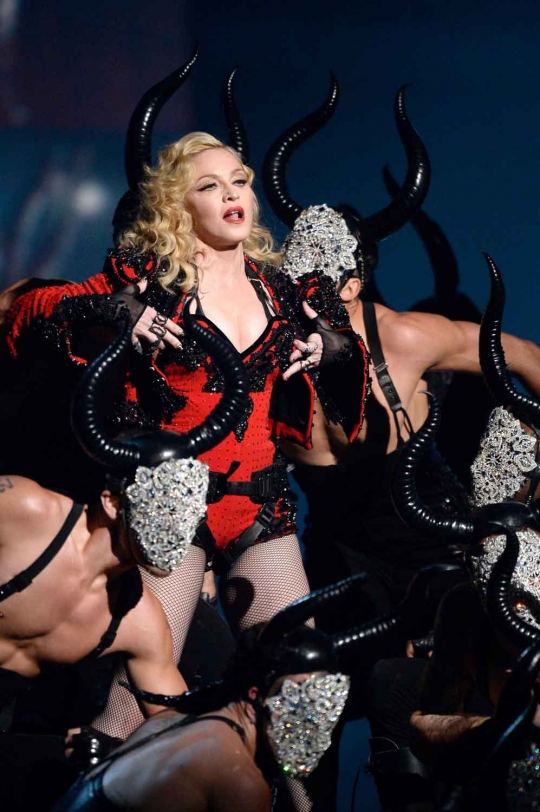 Aksi hot Madonna tampil di panggung Grammy Awards ke-57