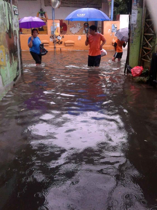 Hujan tak kunjung reda, kawasan Sunter Agung 2 banjir selutut