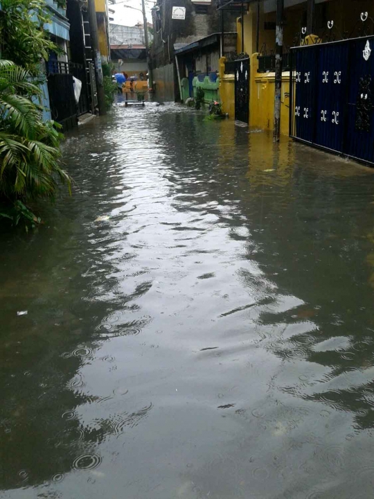 Hujan tak kunjung reda, kawasan Sunter Agung 2 banjir selutut