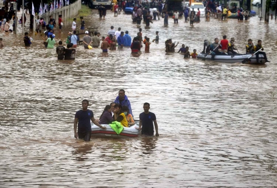 Banjir 1 meter rendam Kedoya, warga dievakuasi pakai truk & perahu