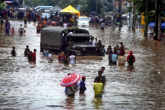 Banjir 1 meter rendam Kedoya, warga dievakuasi pakai truk & perahu