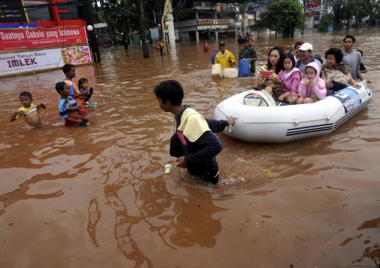 Banjir 1 meter rendam Kedoya, warga dievakuasi pakai truk & perahu