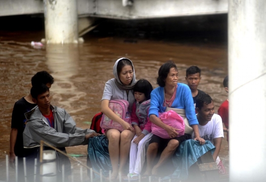 Banjir 1 meter rendam Kedoya, warga dievakuasi pakai truk & perahu