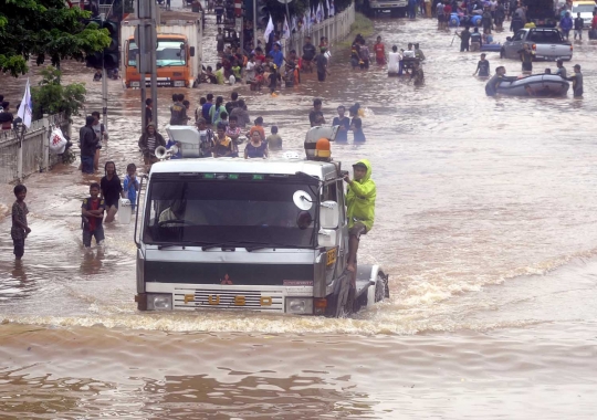 Banjir 1 meter rendam Kedoya, warga dievakuasi pakai truk & perahu