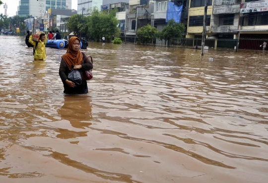 Banjir 1 meter rendam Kedoya, warga dievakuasi pakai truk & perahu