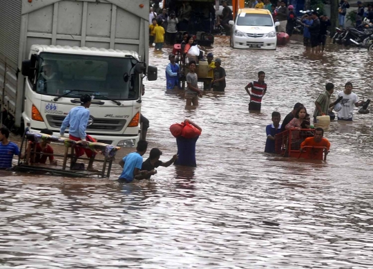 Banjir 1 meter rendam Kedoya, warga dievakuasi pakai truk & perahu