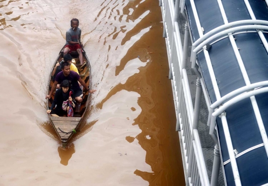 Banjir 1 meter rendam Kedoya, warga dievakuasi pakai truk & perahu