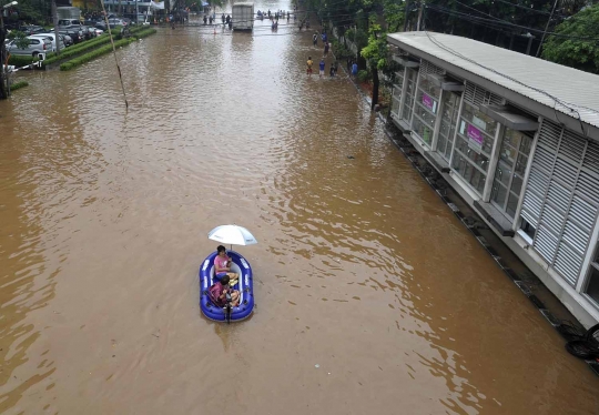 Banjir 1 meter rendam Kedoya, warga dievakuasi pakai truk & perahu