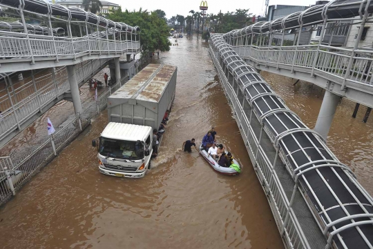 Banjir 1 meter rendam Kedoya, warga dievakuasi pakai truk & perahu