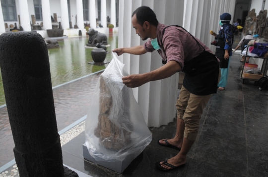 Kebanjiran, koleksi Museum Nasional dibungkus plastik