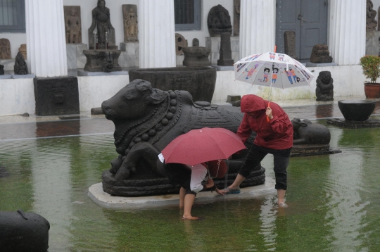 Kebanjiran, koleksi Museum Nasional dibungkus plastik