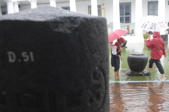 Kebanjiran, koleksi Museum Nasional dibungkus plastik