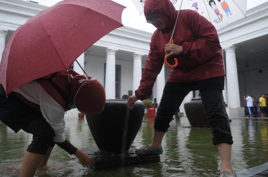 Kebanjiran, koleksi Museum Nasional dibungkus plastik