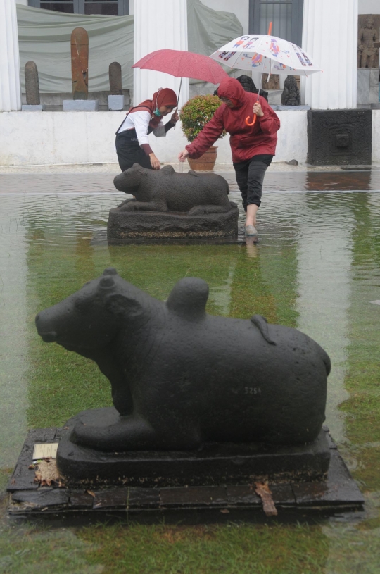 Kebanjiran, koleksi Museum Nasional dibungkus plastik