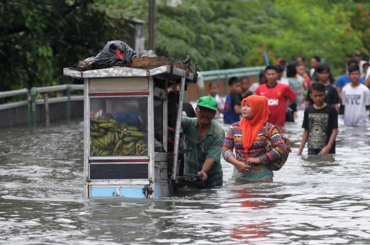 Banjir setinggi paha ganggu aktivitas warga Pademangan