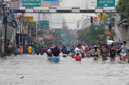 Banjir setinggi paha ganggu aktivitas warga Pademangan