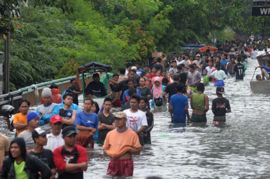 Banjir setinggi paha ganggu aktivitas warga Pademangan