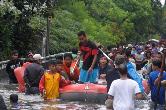 Banjir setinggi paha ganggu aktivitas warga Pademangan