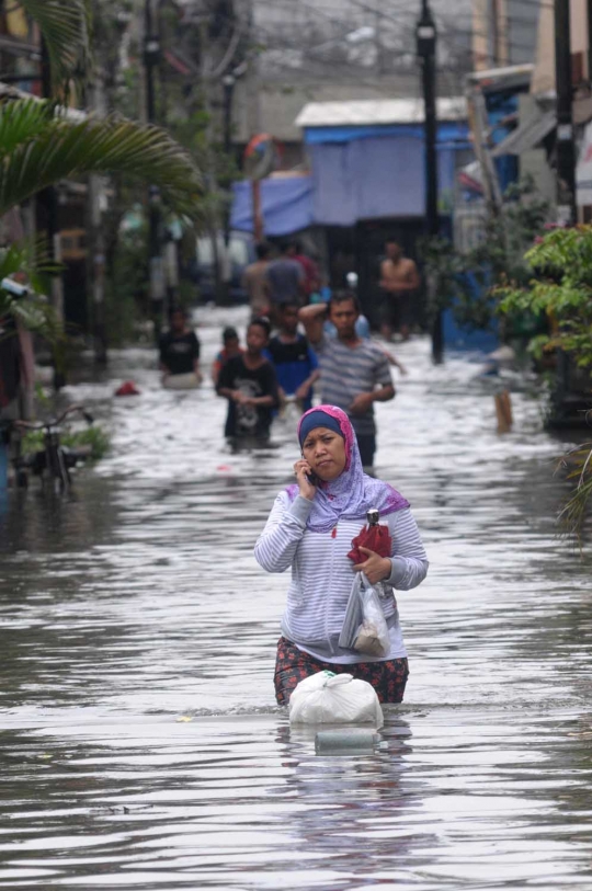 Banjir setinggi paha ganggu aktivitas warga Pademangan