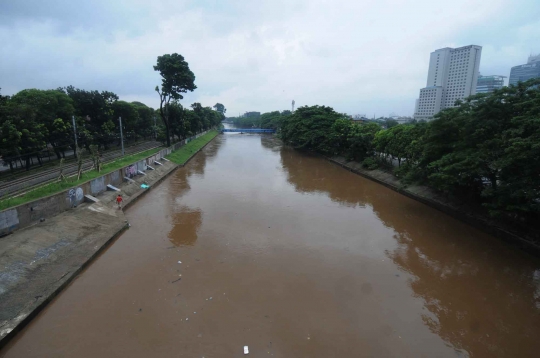 Memantau permukaan air Sungai Ciliwung yang terus meningkat